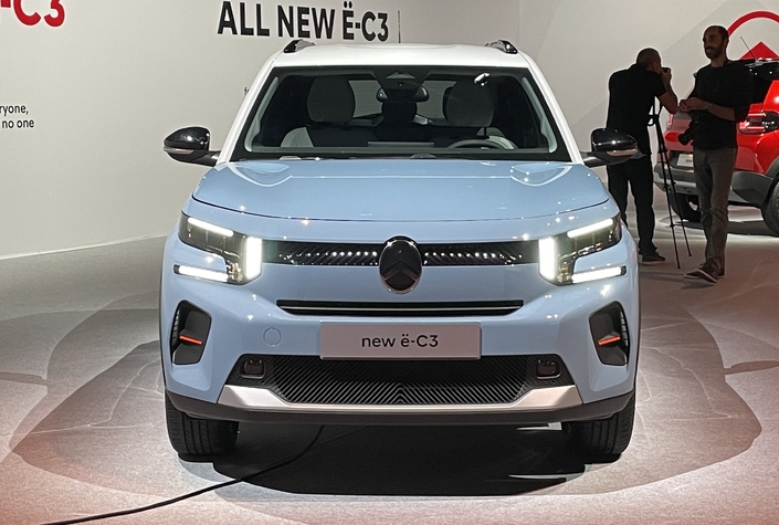 Vue extérieure élégante de la Citroën ë-C3 2024, mettant en avant son design moderne et distinctif